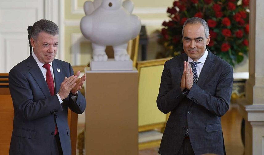 El presidente colombiano, Juan Manuel Santos, junto al Alto Comisionado para la Paz, Rodrigo Rivera.