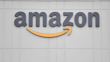 El logo de Amazon en uno de sus almacenes de distrubución en EEUU.