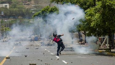 Un miembro antidisturbios lanza una bomba lacrimógena en el tercer día de protestas en Nicaragua&nbsp;