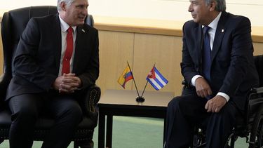 Fotografía cedida muestra al gobernante cubano Miguel Díaz-Canel (i) mientras conversa con su homólogo de Ecuador Lenin Moreno (d).