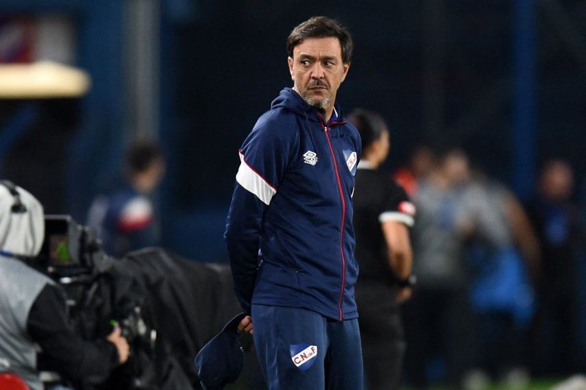 El director técnico uruguayo, Álvaro Recoba, en ese momento en el banquillo del Nacional, hace un gesto durante un partido, el 7 de mayo de 2024.