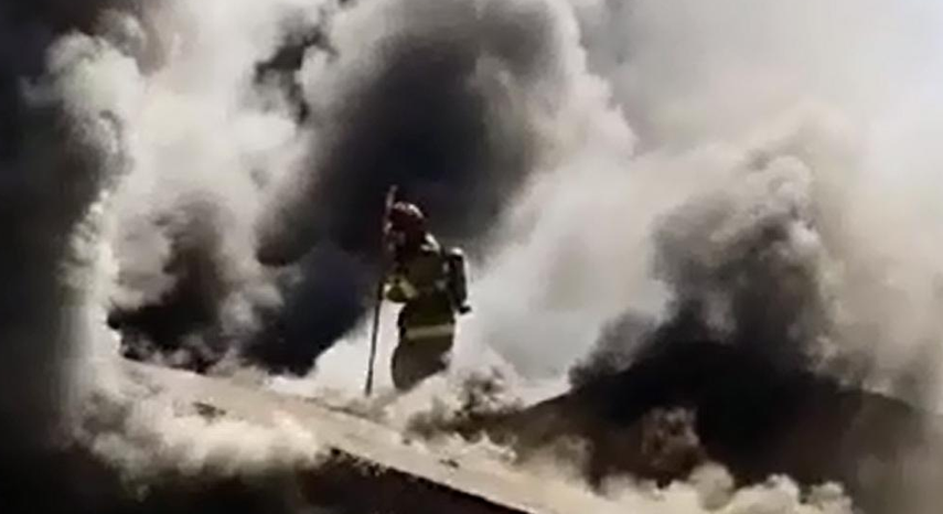 El procedimiento es normal en estos casos, sin embargo los vecinos gritaban horrorizados al presenciar el terrible accidente. 