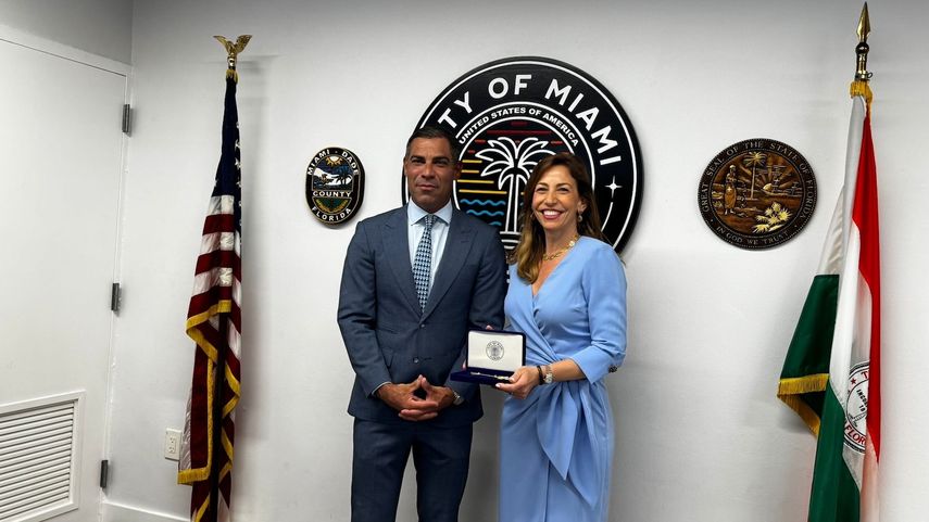 La alcaldesa de Zaragoza, Natalia Chueca, recibe las Llaves de Miami. 
