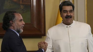 El embajador de Colombia en Venezuela, Armando Benedetti, y el dictador de Venezuela, Nicolás Maduro.