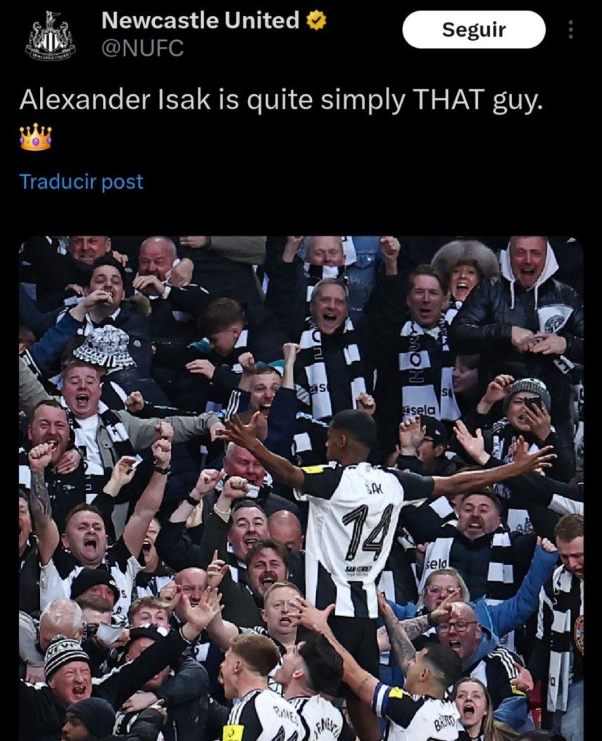 Alexander Isak celebra el gol que otorgó el triunfo al Newcastle sobre el Liverpool en la Carabao Cup