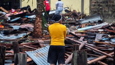 Un hombre observa su casa dañada después del paso del huracán Iota, en Bilwi, Puerto Cabezas, Nicaragua, el 17 de noviembre de 2020.&nbsp;