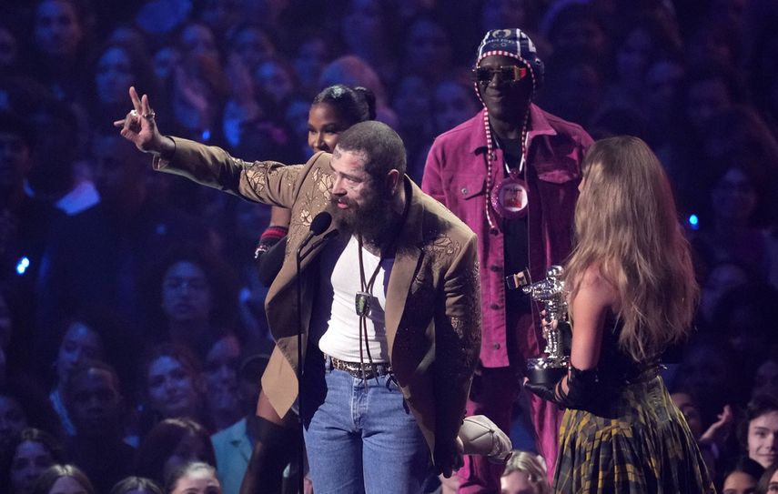 Post Malone y Taylor Swift reciben el premio a la mejor colaboración por Fortnight durante los Premios MTV Video Music Awards el miércoles 11 de septiembre de 2024 en el UBS Arena en Elmont, Nueva York.&nbsp;