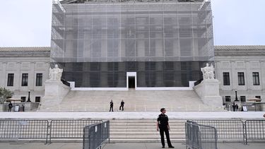 Imagen de la fachada en remodelación de la Corte Suprema de Estados Unidos en Washington.