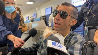 El opositor cubano Ram&oacute;n Arbol&aacute;ez a su llegada al Aeropuerto de Miami.&nbsp;