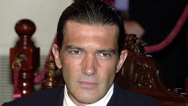 Según informa That Hashtag Show, el posible personaje de Banderas guarda ciertas similitudes con el ciberterrorista Silva, al que Javier Bardem encarnó en la película de Bond Skyfall.