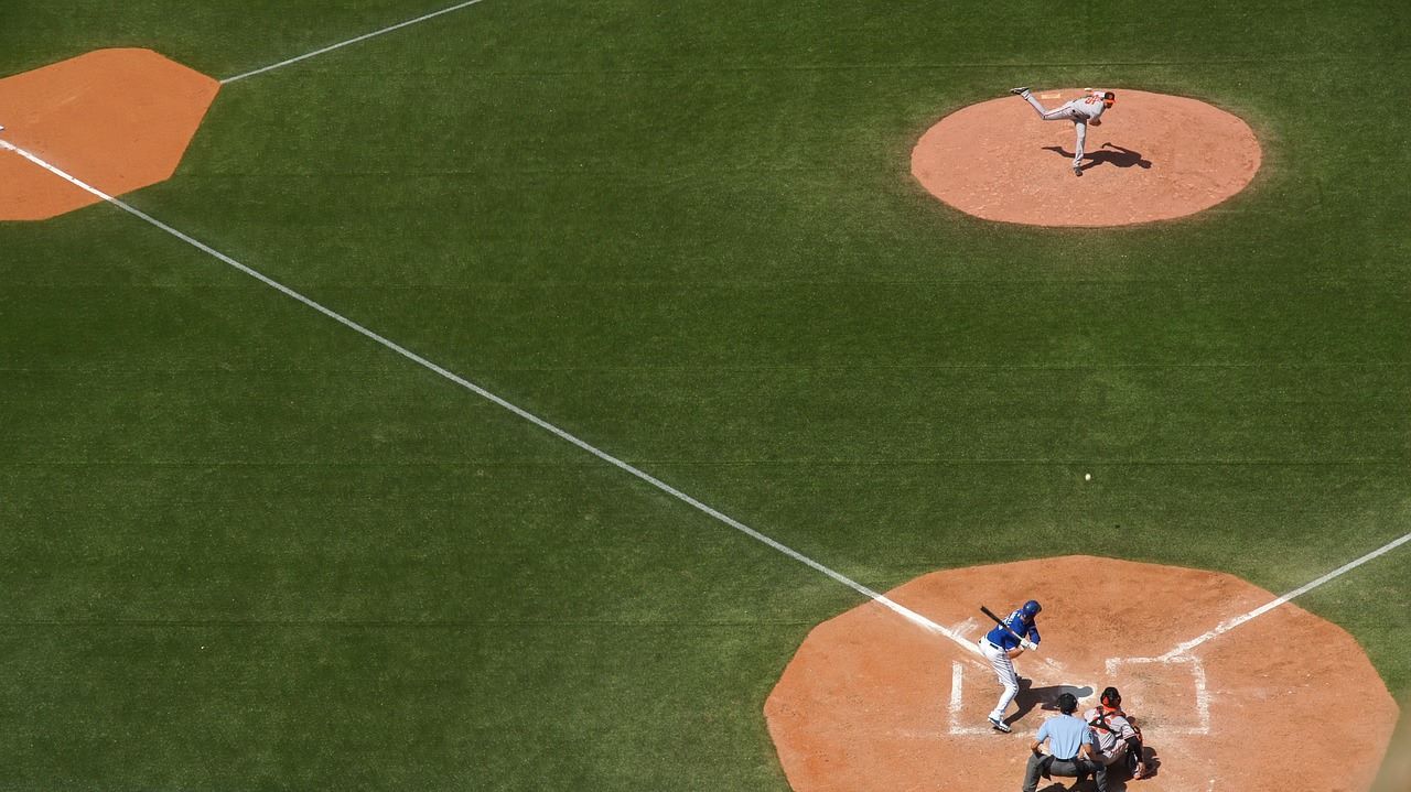 Peloteros en campo de juego de béisbol. Peloteros en campo de juego de béisbol.