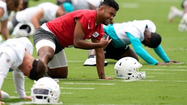 El mariscal de campo Tua Tagovailoa se muestra con gran nivel en los entrenamientos del Dolphins de Miami