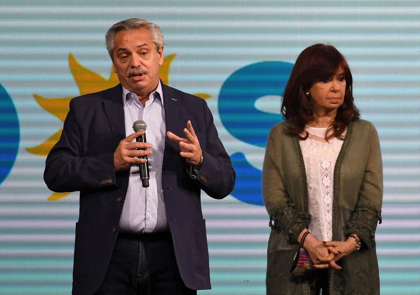 El presidente de Argentina, Alberto Fernández, y la vicepresidenta Cristina Fernández de Kirchner, dirigiéndose a los medios de comunicación tras los resultados de las elecciones primarias legislativas, en la sede del partido Frente de Todos en Buenos Aires.