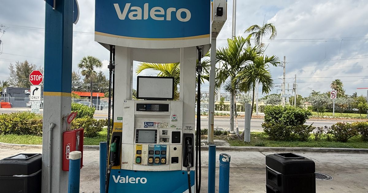Gasolina en Florida sigue oscilando: sube 19 centavos tras tocar mínimo de 15 meses