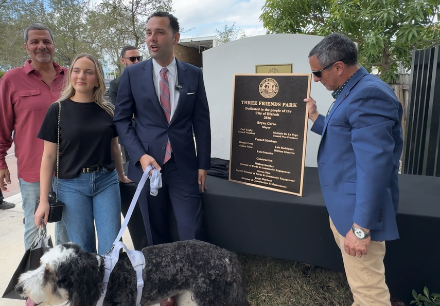 Bryan Calvo, alcalde de Hialeah, junto a Willy Sánchez en el evento de reapertura del parque. 