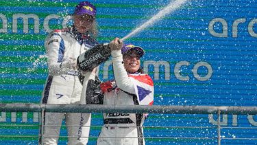 JamieChadwick, de Gran Bretaña, y EmmaKimilainen, de Finlandia, celebran luego de que Chadwick ganara la carrera de W Series en Austin, Texas, el pasado 24 de octubre de 2021.