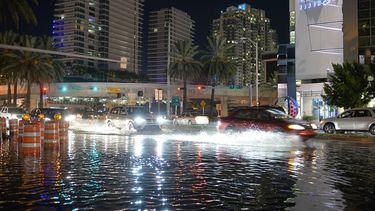 Bombas eléctricas y tubos especiales para que el agua no llegue a las calles, son medidas tomandas por la alcaldia de La Playa (Archivo)