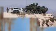 Agentes de la Patrulla Fronteriza de EEUU y un vehículo blindado Stryker de ocho ruedas patrullan el área fronteriza en Sunland Park, estado de Nuevo México, EEUU. 