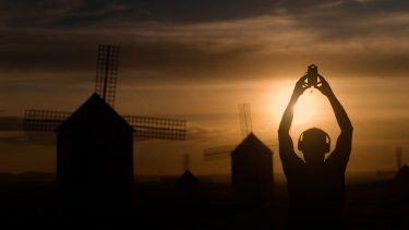 El artista Solimán López, durante la extracción de viento que forma parte de la exposición Aeolia.