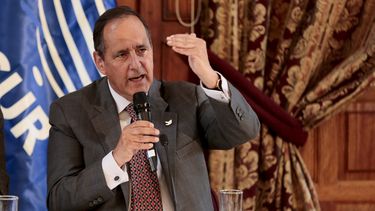 Juan Camilo Restrepo, jefe de la delegación del Gobierno colombiano para los diálogos públicos de paz con la guerrilla del Ejército de Liberación Nacional.