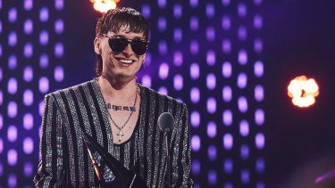 Peso Pluma recibe el primer premio de la noche en los Latin AMAS el 25 de abril de 2024 en el MGM Grand Garden Arena de Las Vegas.