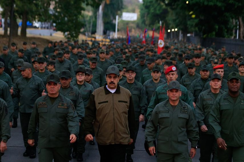 Nicolás Maduro desfila acompañado de militares y del ministro de la Defensa, general Vladimir Padrino López.&nbsp;