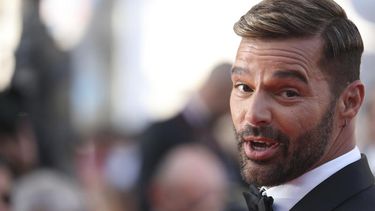 Ricky Martin posa para los fotógrafos en un evento en Cannes, Francia, el 25 de mayo de 2022. Un tribunal de Puerto Rico desestimó la demanda contra el artista luego de que el sobrino del cantante retirara las acusaciones de acoso.
