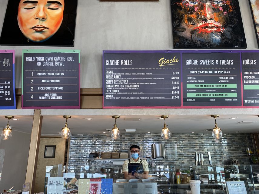 Angel Herrera, asistente de m&aacute;nager en Giache, en Wynwood, posa para una foto en el local.&nbsp;