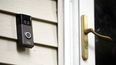Una cámara-timbre marca Ring Doorbell, que vende Amazon, instalada afuera de una casa en Wolcott, Connecticut, el 16 de julio de 2019.&nbsp;