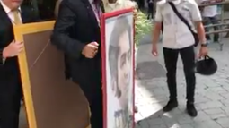 Los cuadros de Bolívar con el rostro modificado y de  Chávez regresan a la Asamblea Nacional