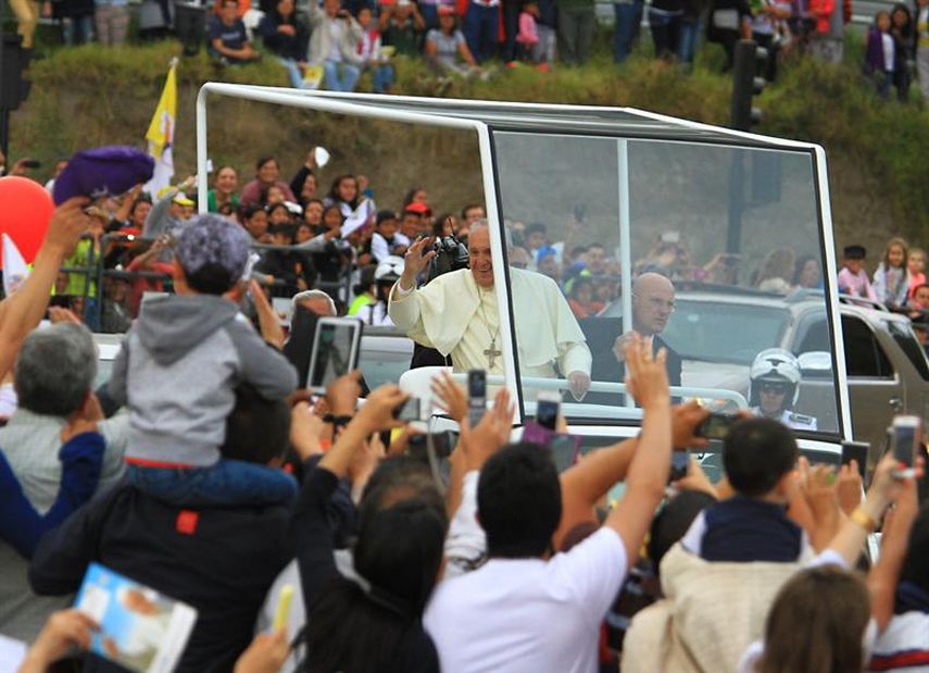 El papa Francisco recorre las calles de Quito en su papamóvil.(EFE)