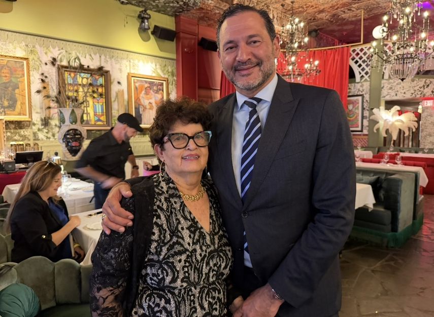 Joseph junto a su madre durante la recepción en el restaurante Dragones de La Pequeña Habana en Miami.