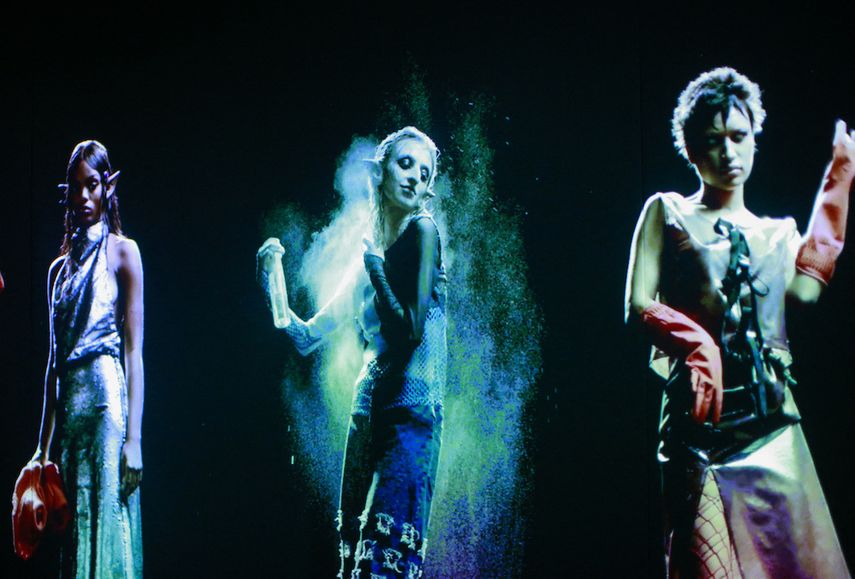 Piezas del diseñador Maisie Wilen mostradas en hologramas en la pasarela de la New York Fashion Week.&nbsp;