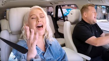 Christina Aguilera&nbsp;y&nbsp;James Corden cantando Fall in Line en Carpool Karaoke.
