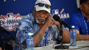 Luis Tiant, junto con Pedro Luis Lazo, lanzará la primera bola del encuentro en el estadio Latinoamericano de La Habana. (EFE)