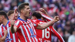 El delantero noruego del Atlético de Madrid, Alexander Sorloth, celebra tras marcar su primer gol durante el partido de fútbol de la liga española entre el Club Atlético de Madrid y el Getafe CF en el estadio Metropolitano de Madrid el 15 de diciembre de 2024