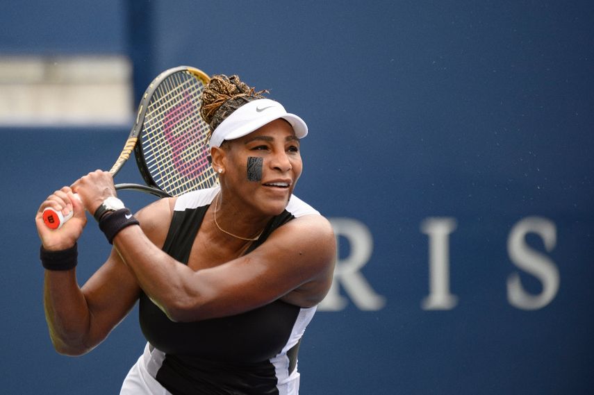 La estadounidense Serena Williams regresa un tiro en el encuentro de primera ronda del Abierto National Bank en Toronto ante la española Nuria Parrizas-Díaz el lunes 8 de agosto del 2022.