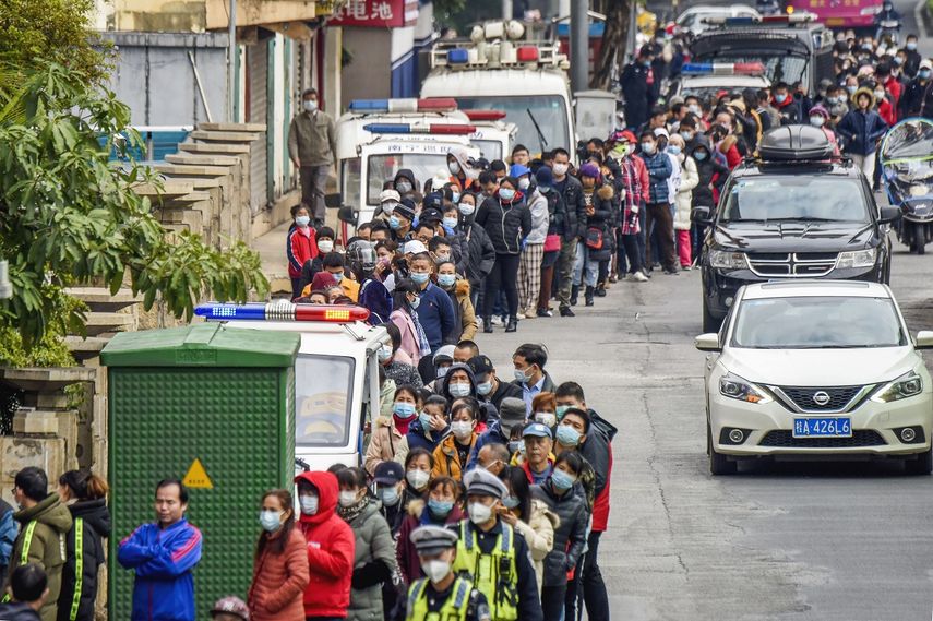 &nbsp; Gran cantidad de personas hacen fila para comprar mascarillas en una compa&ntilde;&iacute;a de suministros m&eacute;dicos en Nanning, en la regi&oacute;n aut&oacute;noma china de Guangxi Zhuang, el mi&eacute;rcoles 29 de enero de 2020.&nbsp;