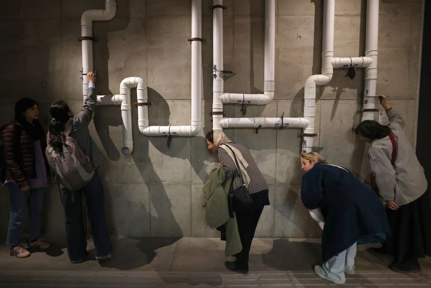 Los visitantes prueban instalaciones con una serie de dispositivos y mecanismos sonoros en la exposición La Escena Sonora de Irán, celebrada en Teherán el 4 de febrero de 2025.