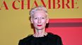 La actriz británica Tilda Swinton posa durante el photocall del estreno de la película española La habitación de al lado en el cine Pathe Palace de París el 16 de diciembre de 2024.&nbsp;
