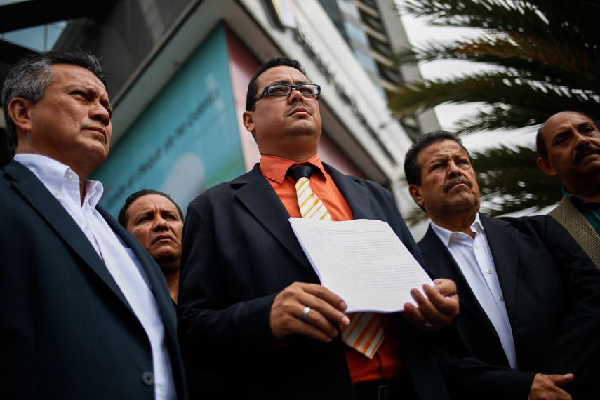 El diputado opositor venezolano Romny Flores entregó un documento en la sede de la ONU en Caracas para que se investigue lo sucedido en una comisaría en Valencia.
