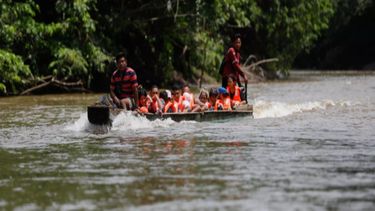 Migrantes son fotografiados a su llegada a la Estación de Recepción de Migrantes en Lajas Blancas, en la selva del Darién, Panamá, el 6 de octubre de 2023