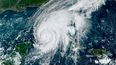 Esta imagen satelital de GOES-East GeoColor, tomada el martes 27 de septiembre de 2022 a las 9:56 a.m. (hora del Este) y proporcionada por la Oficina Nacional de Administración Oceánica y Atmosférica de Estados Unidos (NOAA por sus siglas en inglés), muestra al huracán Ian pasando sobre el oeste de Cuba.