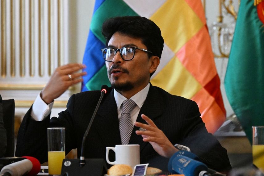 El canciller boliviano Fernando Aramayo habla durante una reunión con la prensa internacional el 6 de mayo de 2026 en La Paz. En la ocasión, Aramayo afirmó que el país busca alcanzar un acuerdo de cooperación tecnológica con Estados Unidos para impulsar el desarrollo de su industria del litio.