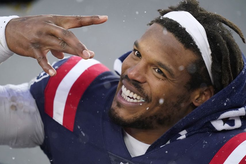 Cam Newton, quarterback de los Jets de Nueva York, abandona el terreno después de la victoria sobre los Jets de Nueva York, el domingo 3 de enero de 2021, en Foxborough, Massachusetts.