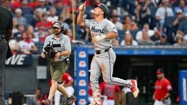 El toletero Jakob Marsee, de los Marlins de Miami, celebra luego de conectar un jonrón en un juego, el 13 de agosto de 2025.