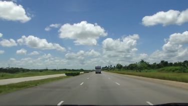 Vista de un ómnibus de pasajeros en un tramo de la Autopista Nacional de Cuba, en las inmediaciones del municipio de Jagüey Grande.