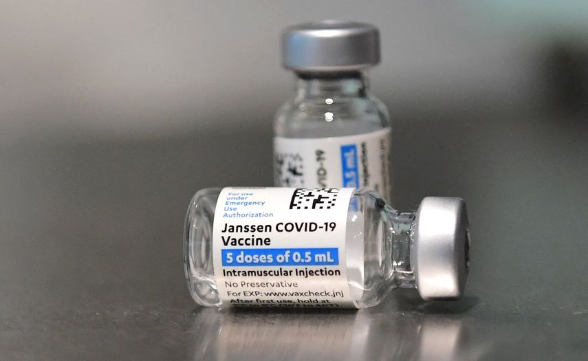 Vacunas Janssen COVID-19 de Johnson & Johnson se ven sobre una mesa en Los Ángeles, California.