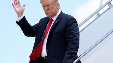 En esta imagen del jueves 25 de junio de 2020, el presidente Donald Trump a su llegada en el avi&oacute;n presidencial al Aeropuerto Internacional Austin Straubel en Green Bay, Wisconsin.&nbsp;