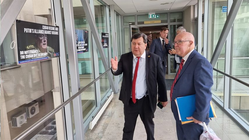 Auspiciador de la exposición, el diputado lituano Emanuel Zingeris (der.), junto al expreso político cubano Luis Zúñiga